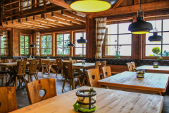 Huette-innen-Tische-scaled