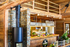 1_Huette-innen-Kamin-scaled